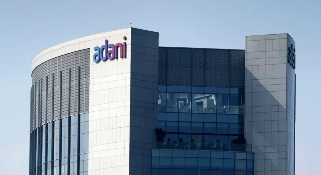 Adani Annonce un Investissement de 100 Milliards de Dollars